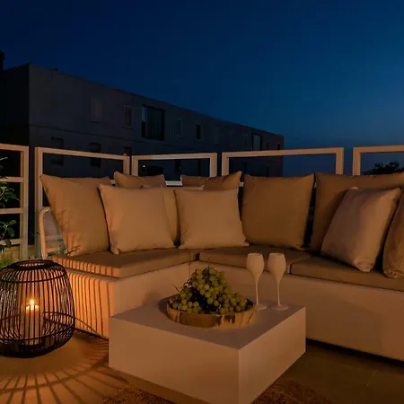 The Pleasurist- With Private Heated Pool And Terrace Split