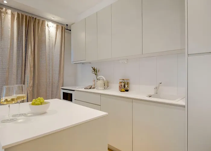 The Pleasurist- With Private Heated Pool And Terrace