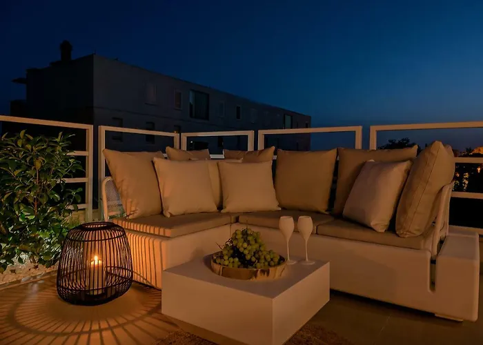 The Pleasurist- With Private Heated Pool And Terrace Split