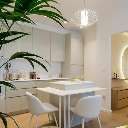 The Pleasurist - With Private Heated Pool And Terrace *