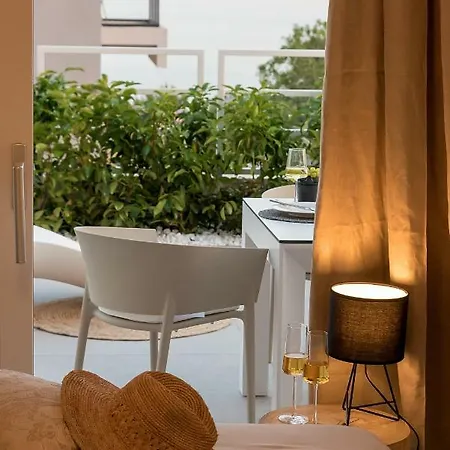 The Pleasurist - With Private Heated Pool And Terrace *